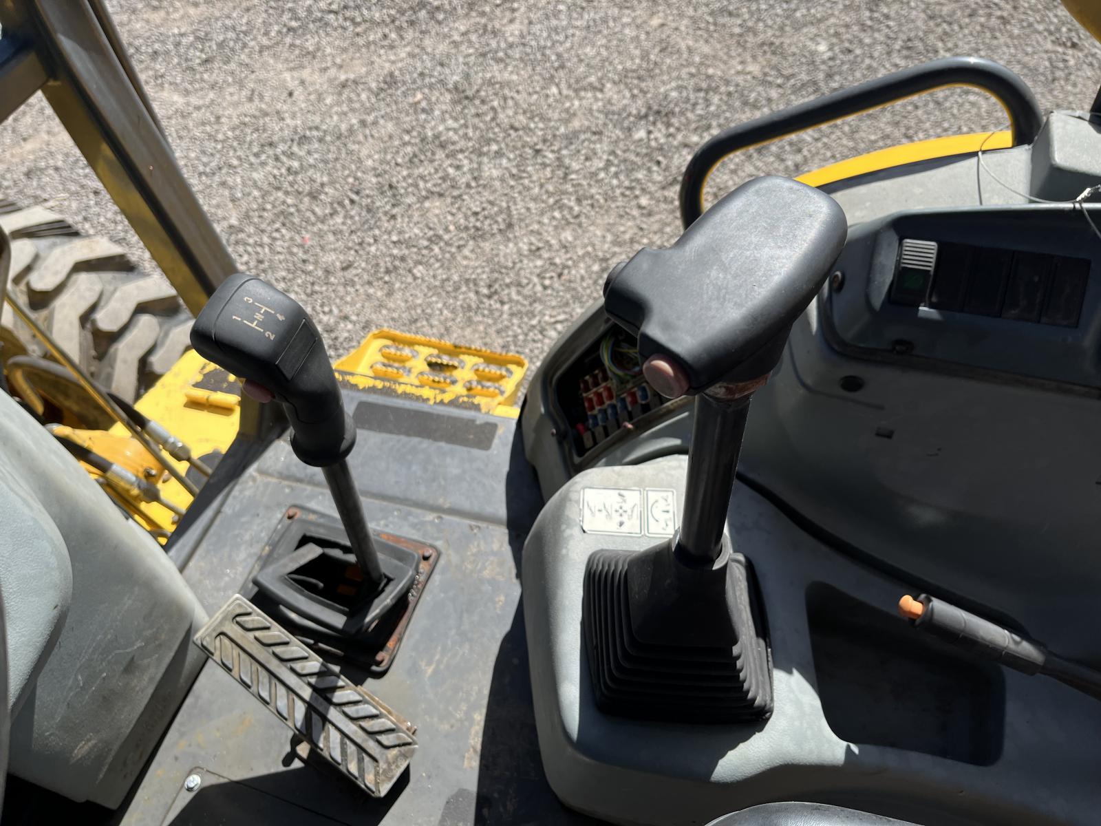 ./imagenes/INVOICE/2019/16356/RETROEXCAVADORA NEW HOLLAND LB75B (34).JPG